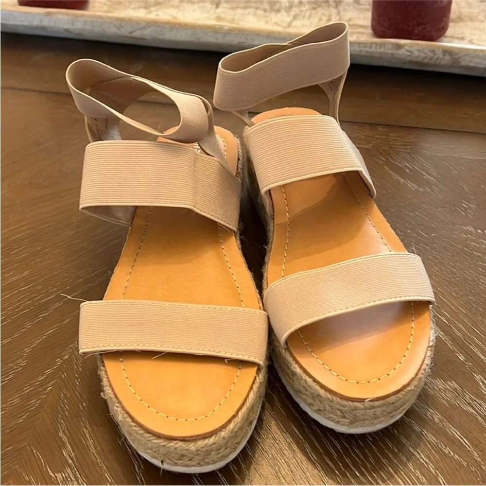 EUC‎ Madden Girl Size 7.5 Women's Tan Platform Sandals